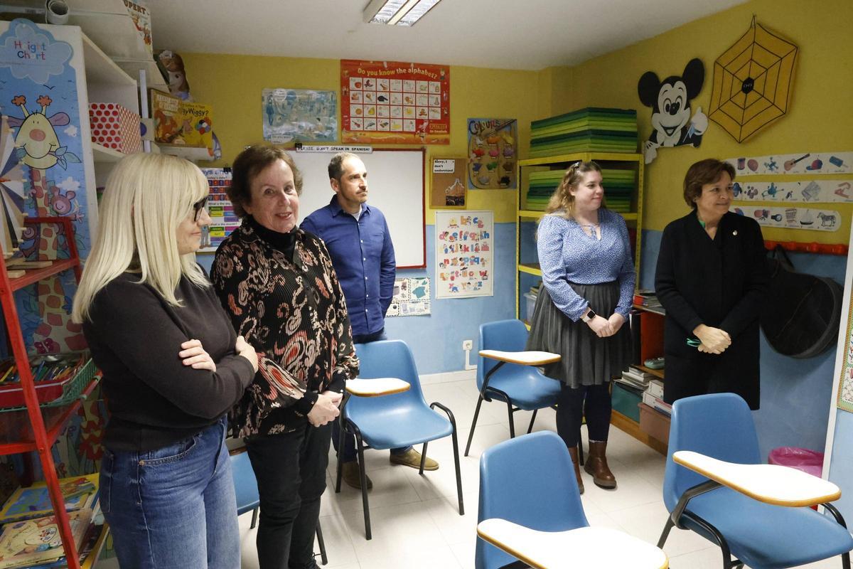 Moriyón visita la academia de inglés de El Llano que ganó un premio nacional por su compromiso con la sostenibilidad en el barrio (en imágenes)