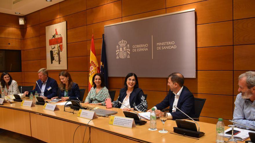 La ministra de Sanidad en una reunión de su departamento.