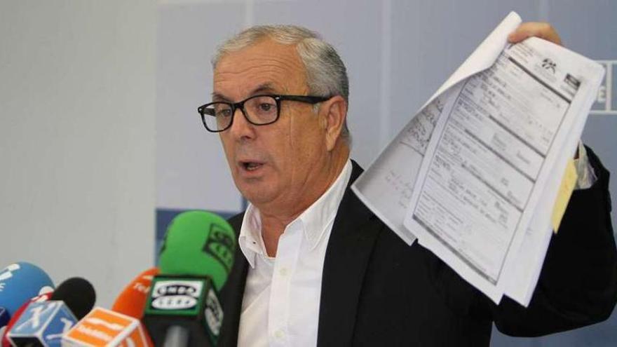 Vázquez exhibe los documentos que, dice, ocultó el concello de O Carballiño, en manos del PP. // I. Osorio