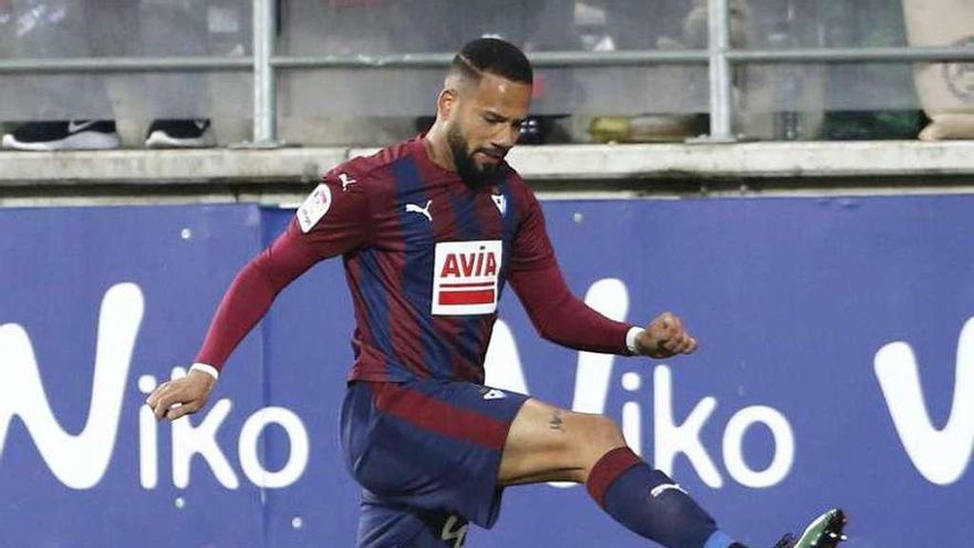 Bebé, durante un partido entre Eibar y Sporting.