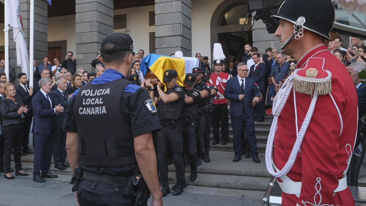 Salida de las Casas Consistoriales del féretro de Jerónimo Saavedra