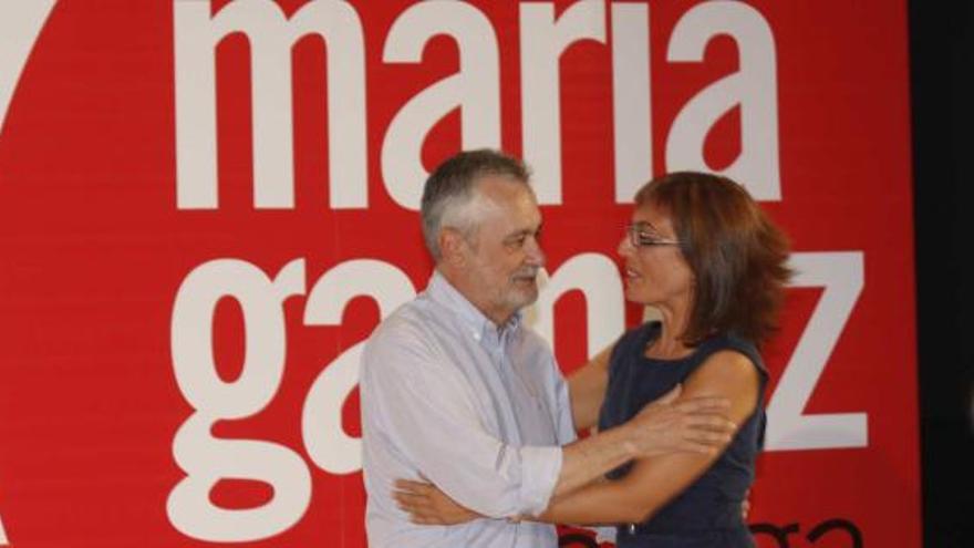 El presidente de la Junta de Andalucía, José Antonio Griñán, abraza a la candidata, María Gámez.
