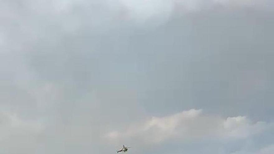 Helicópteros que luchan contra el fuego en Moratalla, recargando agua