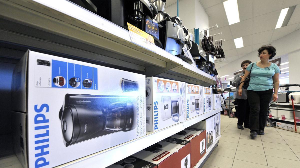 Clientes visitando una tienda de electrdomésticos.