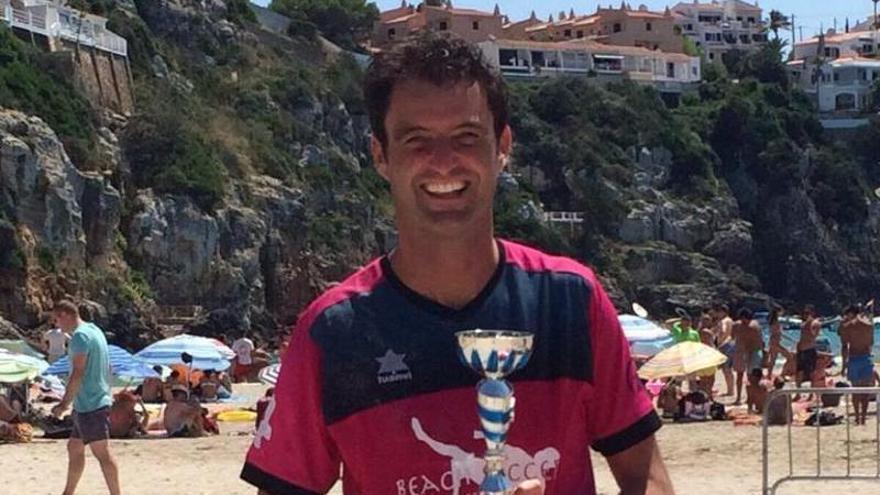 Miquel Bennàssar, Mini, con el trofeo con el trofeo de pichichi de la Liga Nacional de Fúbol Playa