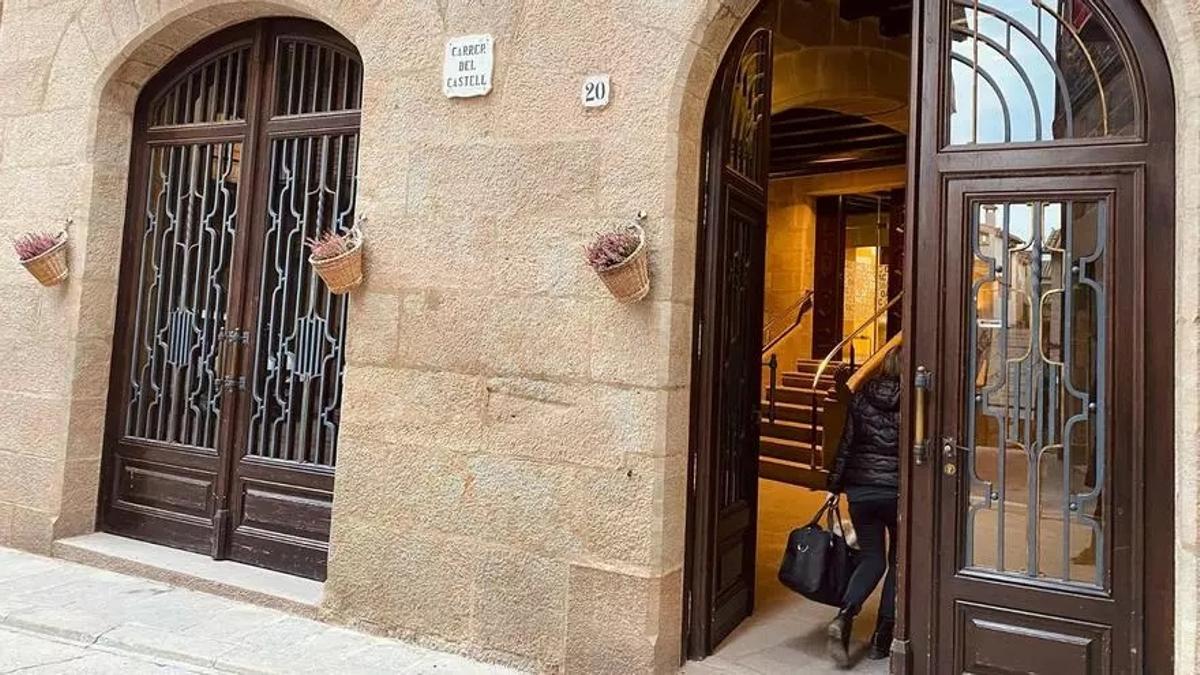 Entrada a l'edifici consistorial de Solsona