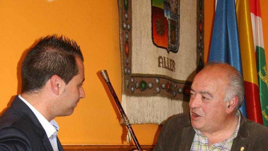 Villalta entrega a Moreno el bastón de mando del Ayuntamiento.