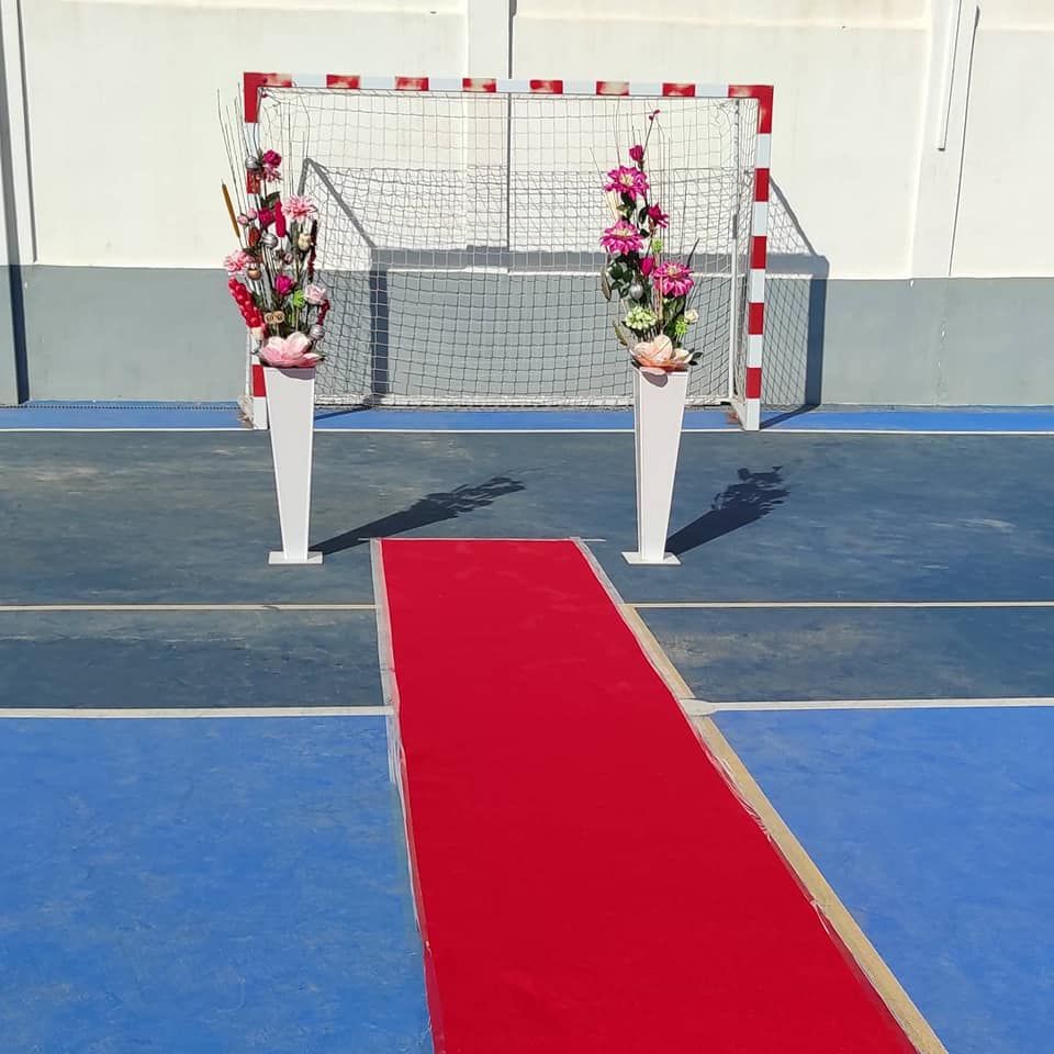 Una imposición de bandas falleras en la pista de un polideportivo