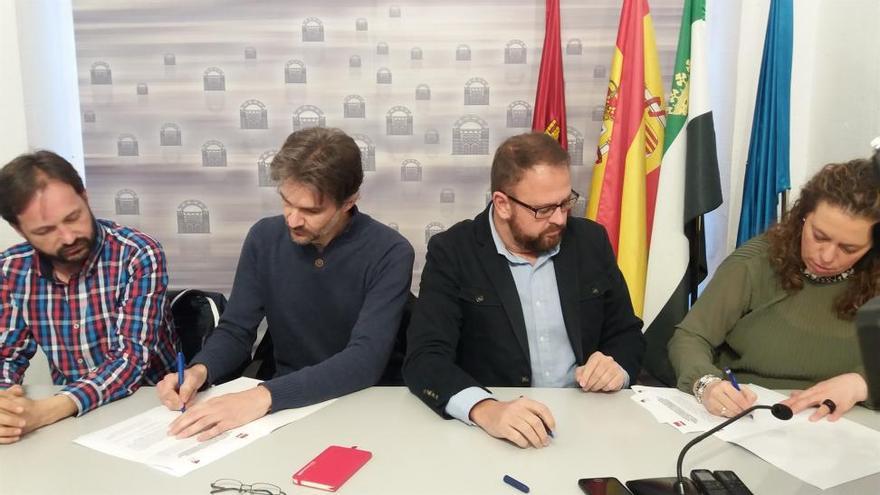 PSOE e IU de Mérida firman un acuerdo para aprobar los presupuestos de 2018