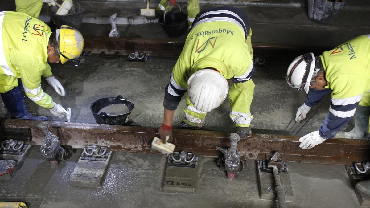 Obreros instalando una vía para el AVE, en una imagen de archivo. // BRAIS LORENZO