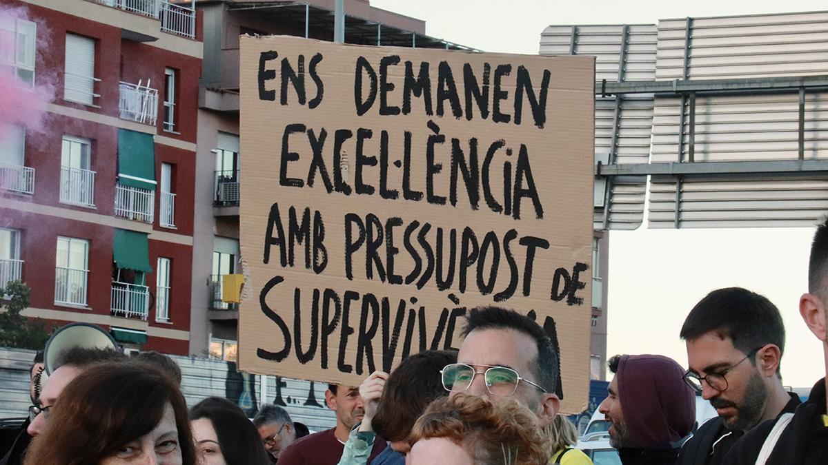 Una de las pancartas que se han visto durante el corte de la B-20 por parte de los profesores, durante la manifestación.
