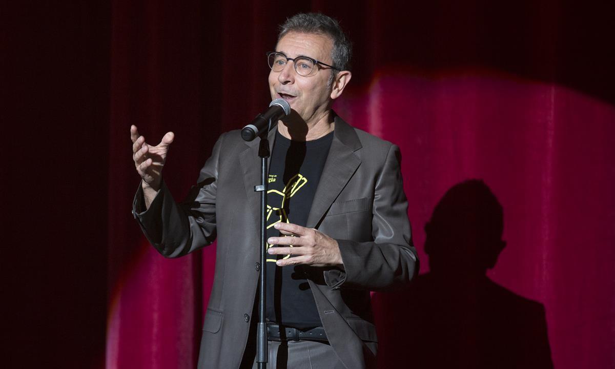 Enric Magoo, director artístico del Festival, agradeciendo la asistencia a los espectadores al inicio de la Gala Internacional. La sesión del domingo por la tarde fue grabada por TV3, para una posterior emisión.