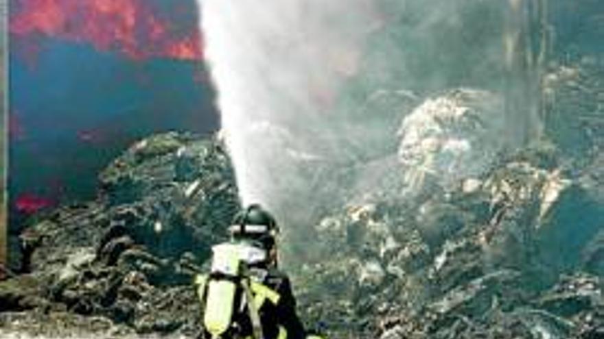 Un incendio calcina casi 900 toneladas de algodón en Dafisa