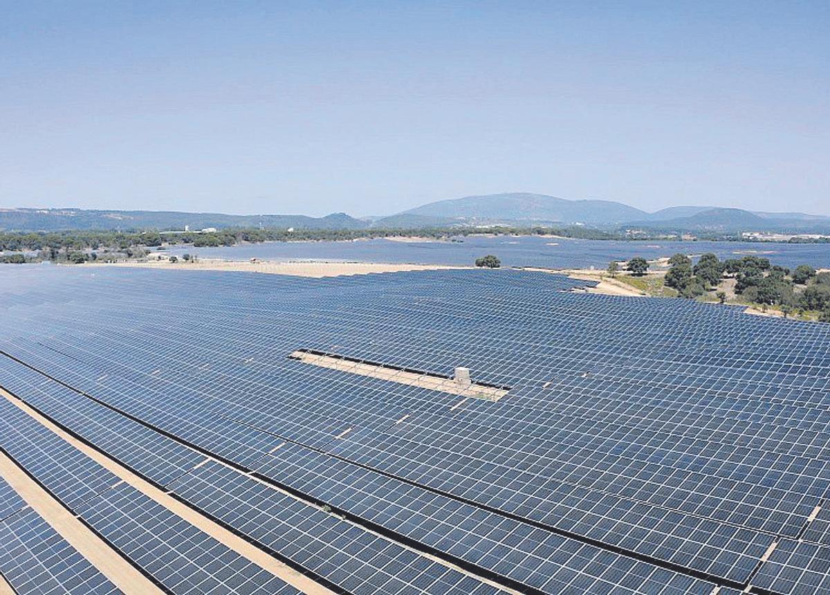 Miles de placas solares de una megaplanta fotovoltaica de Audax Renovables.