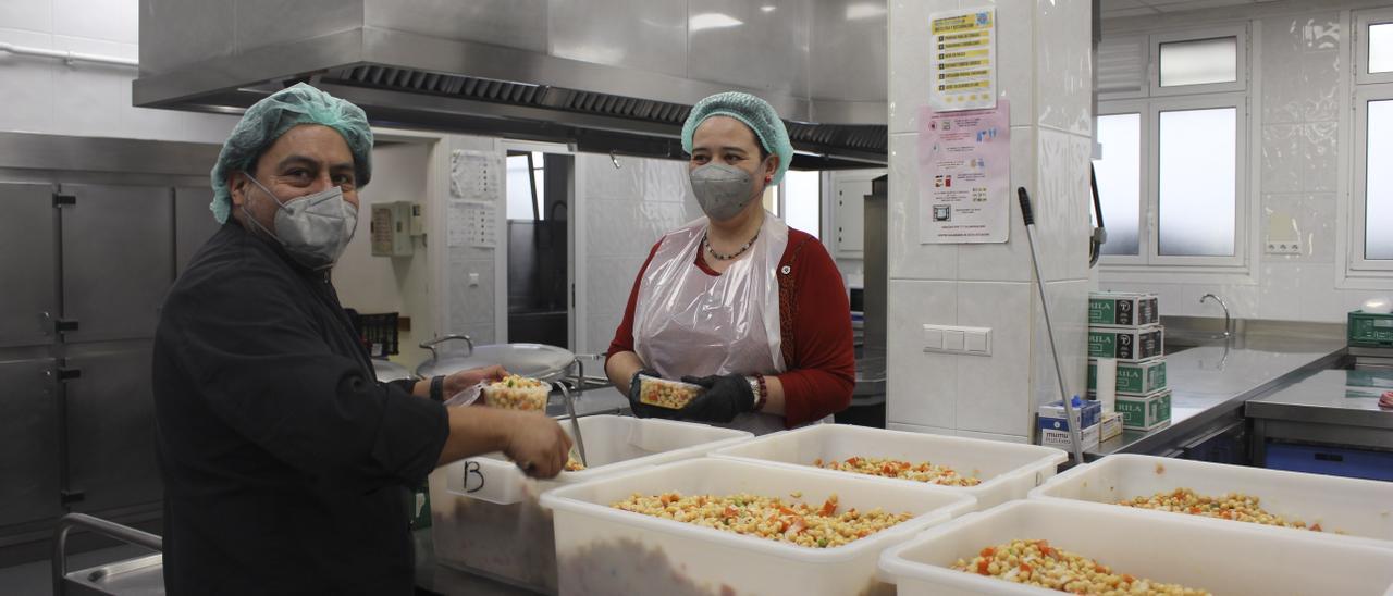 Hugo Sánchez y Mirian, voluntarios de cocina en el Comedor Cocina Económica