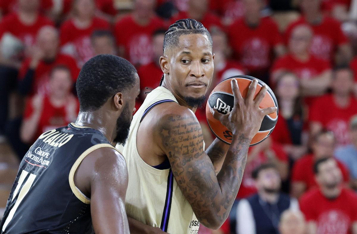 Will Clyburn frente a Alpha Diallo.
