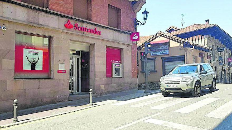 La sucursal bancaria situada frente al lugar en el que murió Solares.