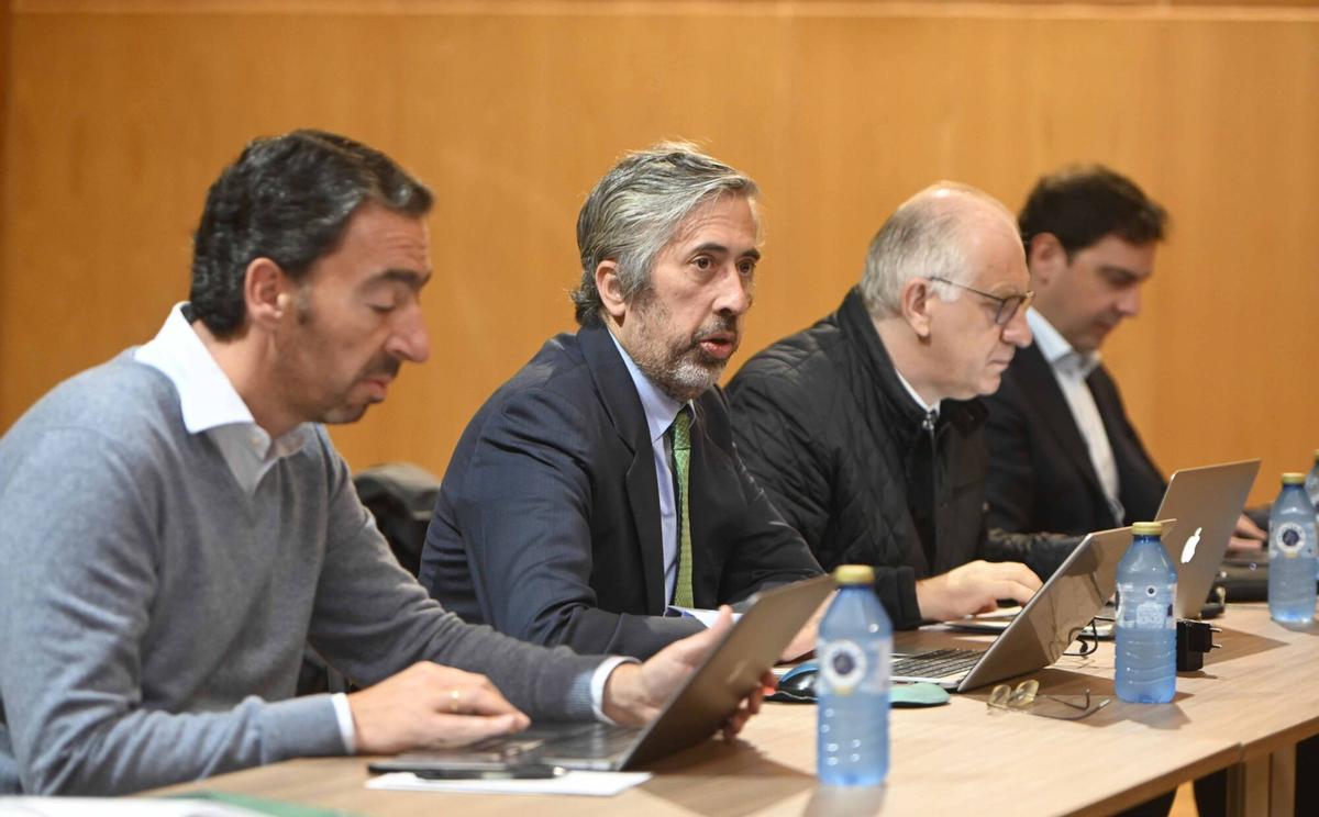 Desde la izq, los consejeros Leopoldo Fernández Zugazabeitia, Luis Malo de Molina, Juan Manuel Ginzo y Alejandro Fernández Zugazabeitia, durante la última junta de accionistas