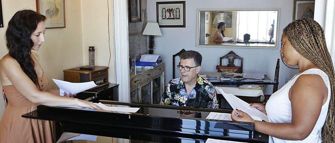 Ana Ferreira (i), Alberto Conde y Diana Tarín (d), ensayando en la casa del creador vigués.