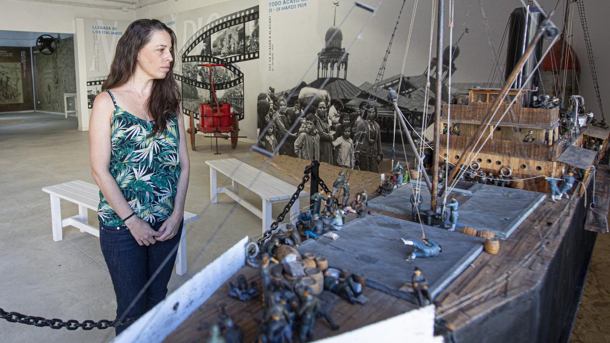 La escritora junto a la maqueta del Stanbrook, en el Centro de Interpretación sobre los Refugios Antiaéreos de Alicante.