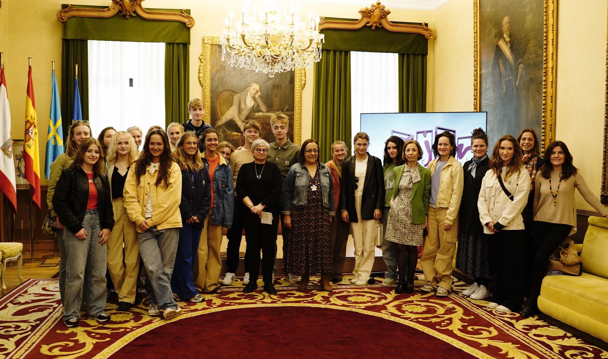 EN IMÁGENES: La alcaldesa de Gijón con los estudiantes del IES Jovellanos