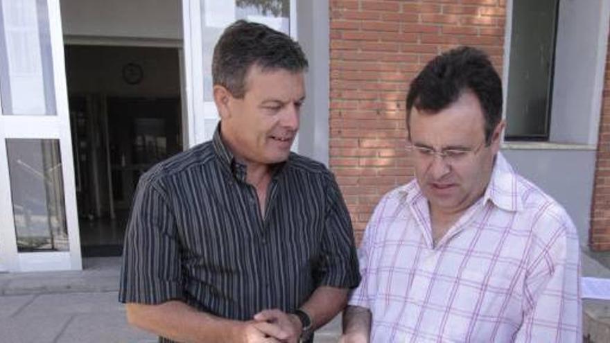 Manuel Fuentes, a la izquierda, con José Ignacio Martín frente al Conservatorio.