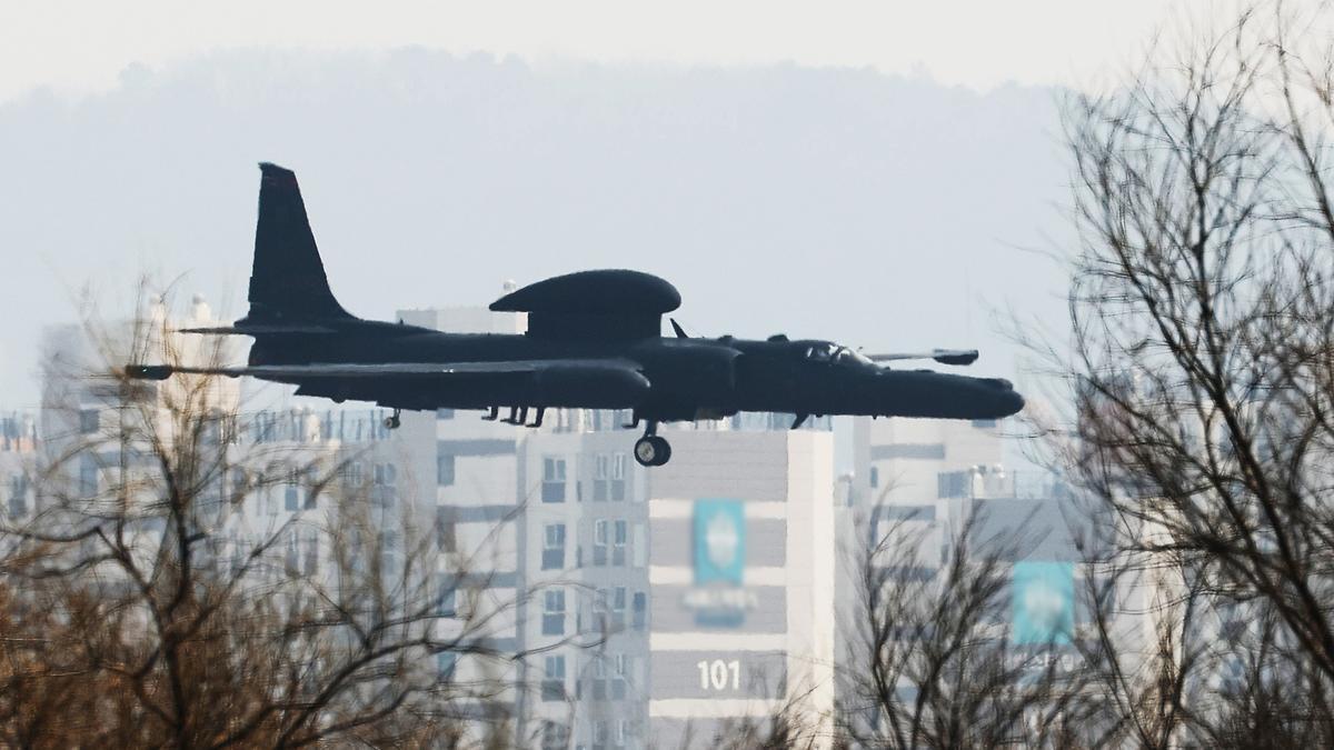 Un avión U-2S Dragon Lady de la Fuerza Aérea de EE.UU. aterriza en la Base Aérea de Osan en Pyeongtaek, Corea del Sur
