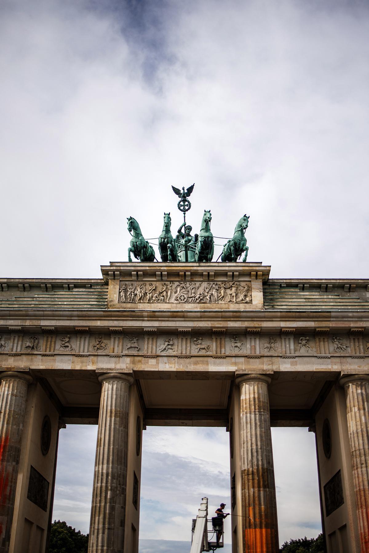 Berlín limpia la Puerta de Brandeburgo tras la protesta de activistas climáticos