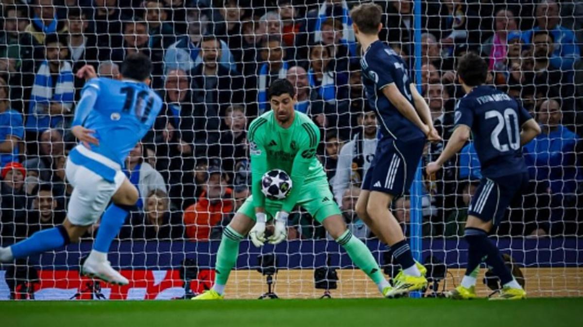 Courtois, deteniendo un disparo ante el City