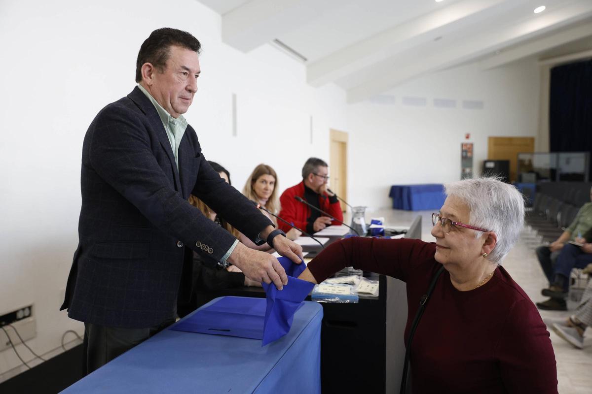José Ramón Pando con una de las manos inocentes durante el sorteo de los huertos urbanos en el Calatrava.
