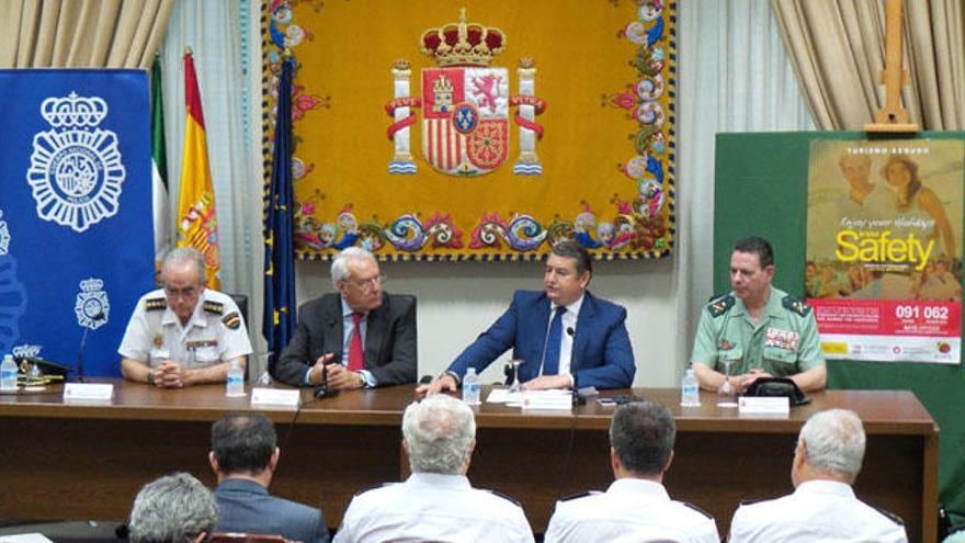 El comisario Pedro Garijo, Hernández Mollar, Antonio Sanz y Laurentino Ceña, durante la presentación del Plan Turismo Seguro.