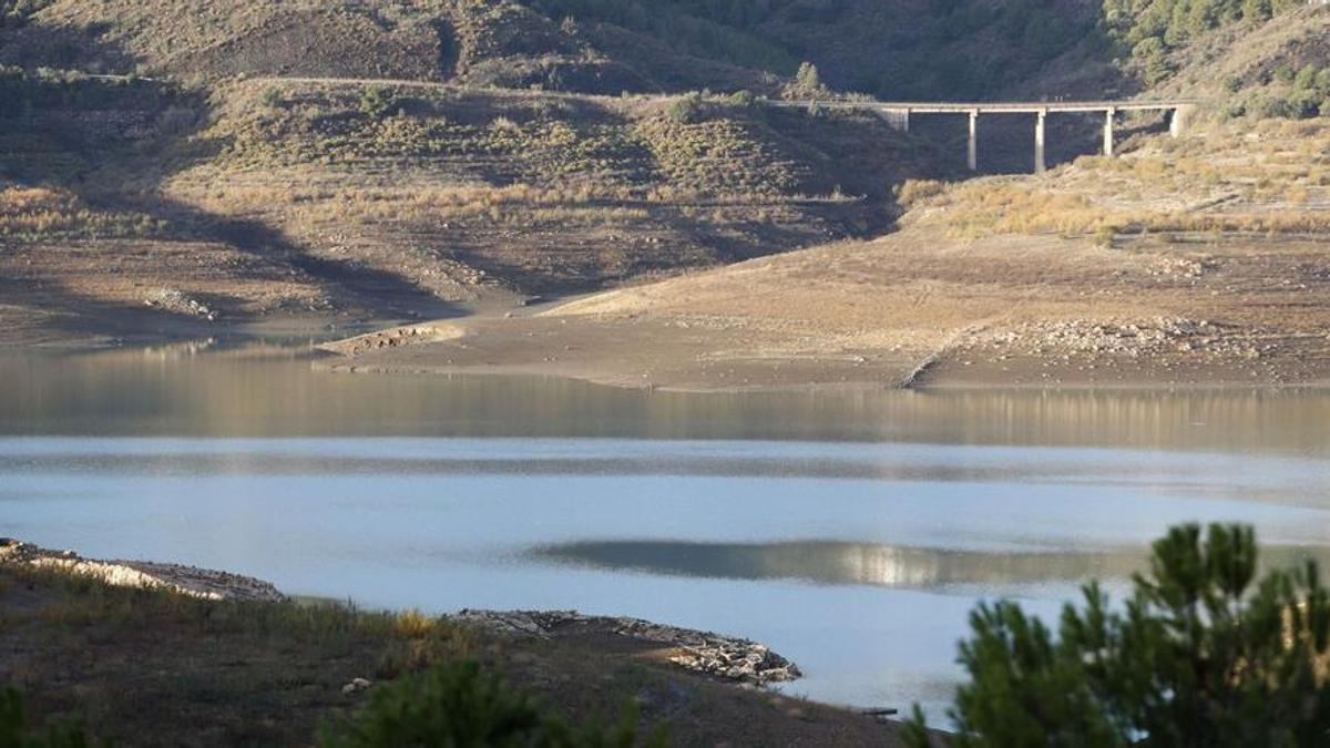 El embalse axárquico de La Viñuela sí ha mejorado su situación respecto al verano pasado, mientras que La Concepción se halla en los mismos niveles de 2023.