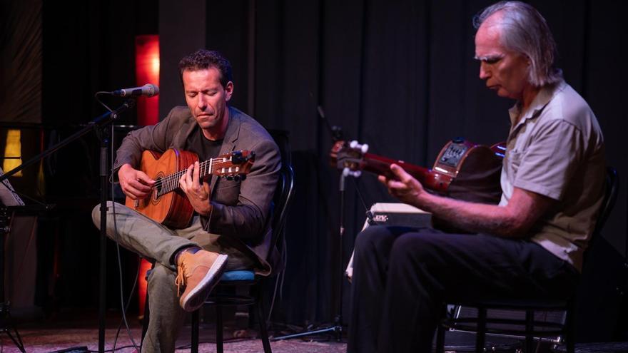 Los músicos Pedro Rosa y Lakki Patey durante una actuación
