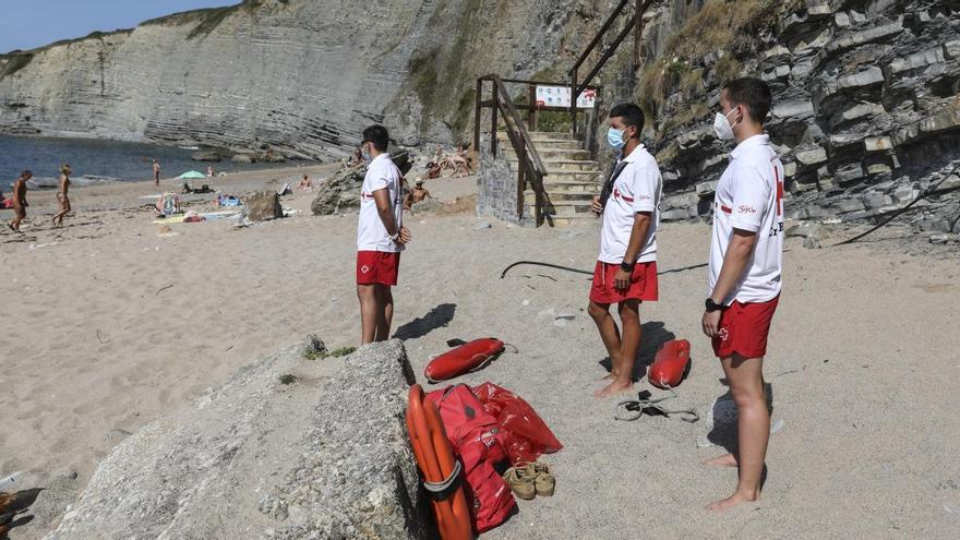 Socorristas de Cruz Roja, ayer, en la playa de Peñarrubia.