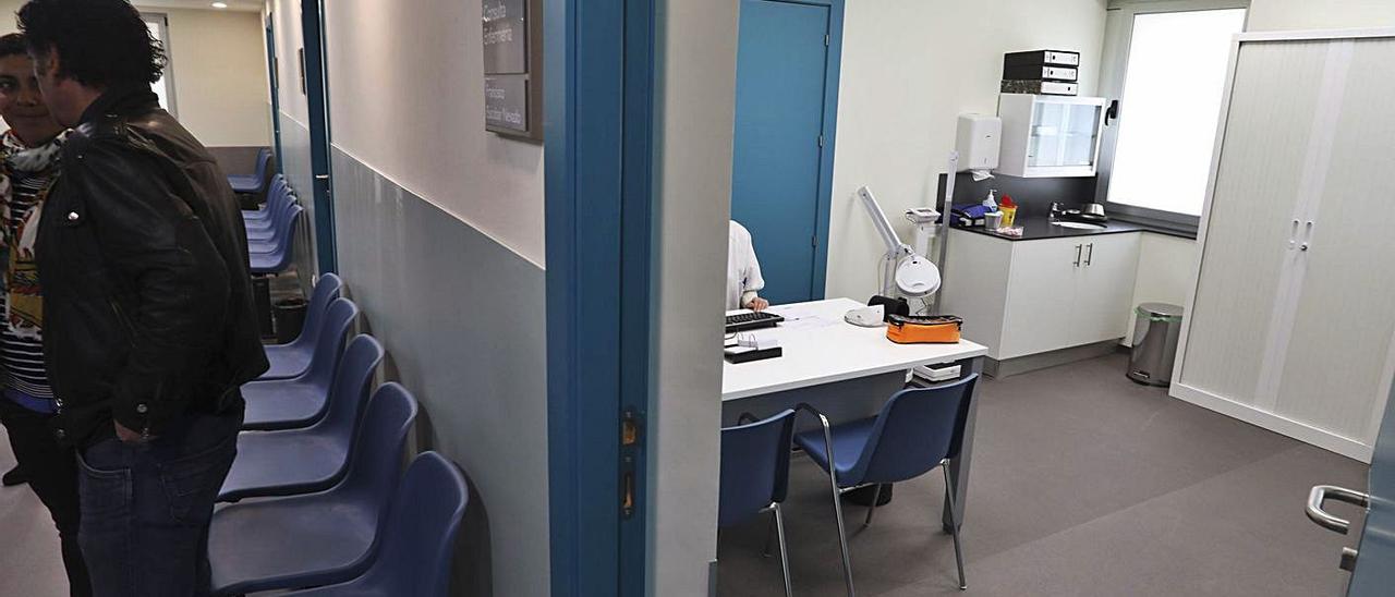 Una consulta en el recientemente reformado consultorio de La Carriona, en Avilés.
