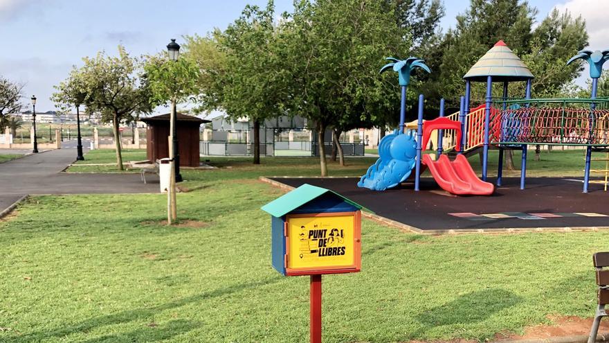 Rafelbunyol instala ocho Puntos de Lectura en parques y zonas al aire libre