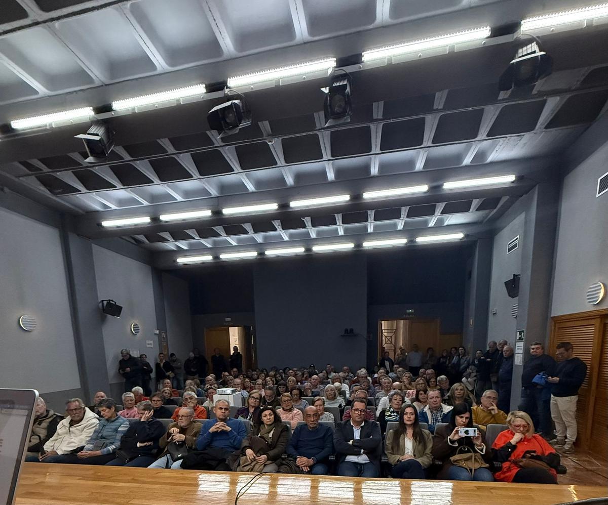 La biblioteca de El Campello, llena para la charla