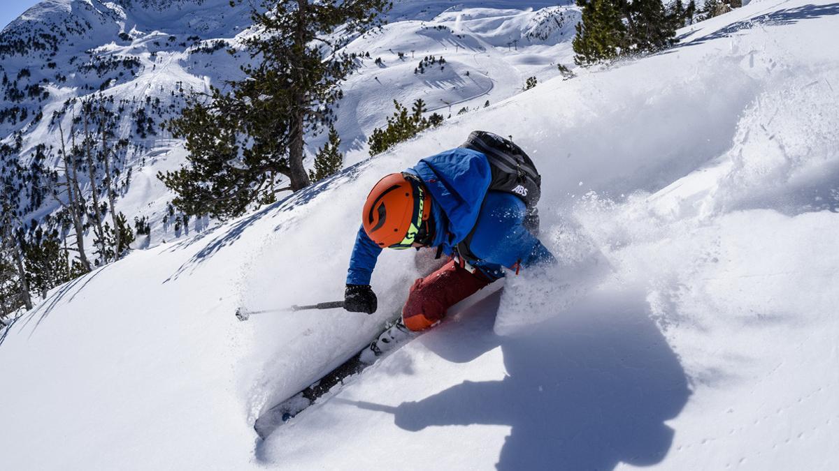 Un esquiador practica el 'freeride' en Ordino Arcalís, en Andorra