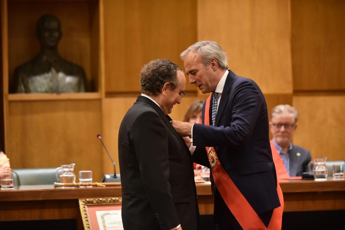 El alcalde de Zaragoza, Jorge Azcón, distingue con la Medalla de Oro al presidente de Prensa Ibérica, Javier Moll.