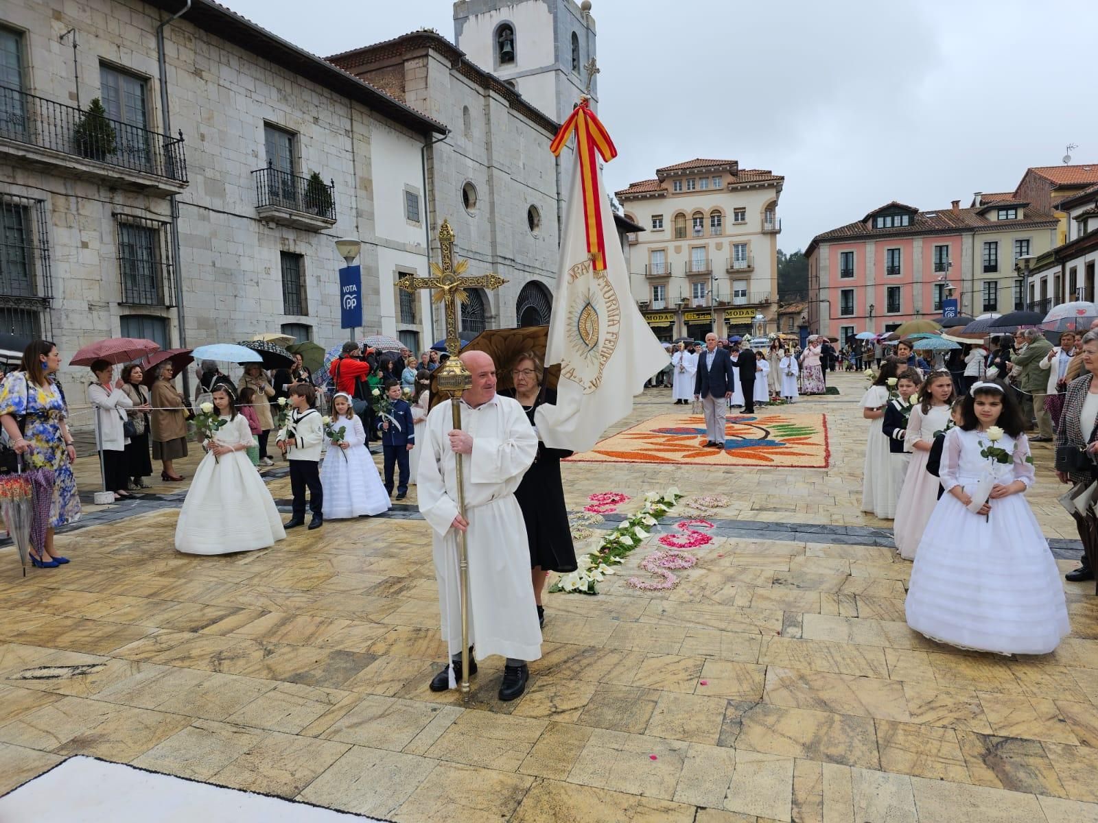 Pravia disfrutó del Corpus: así fue la colorida procesión