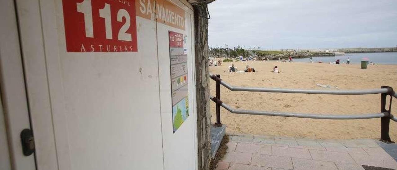 Puesto de salvamento, en la playa de Luanco.