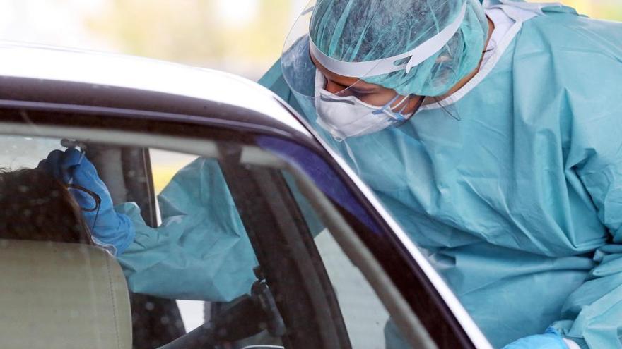 Personal sanitario realiza pruebas de Covid en un hospital gallego.