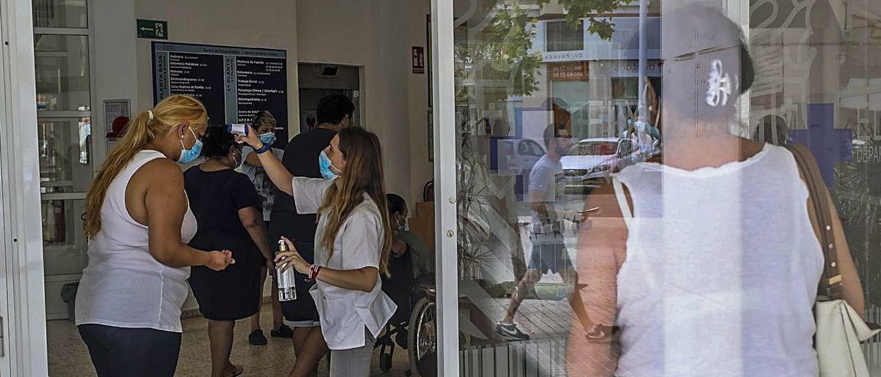 Toma de temperatura a la entrada de un centro de salud.