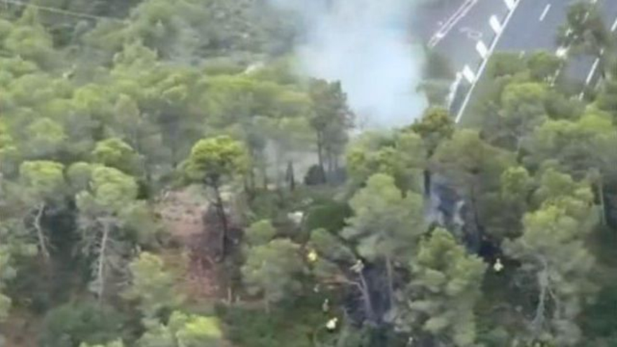 Bombers apagant l'incendi de Castellolí