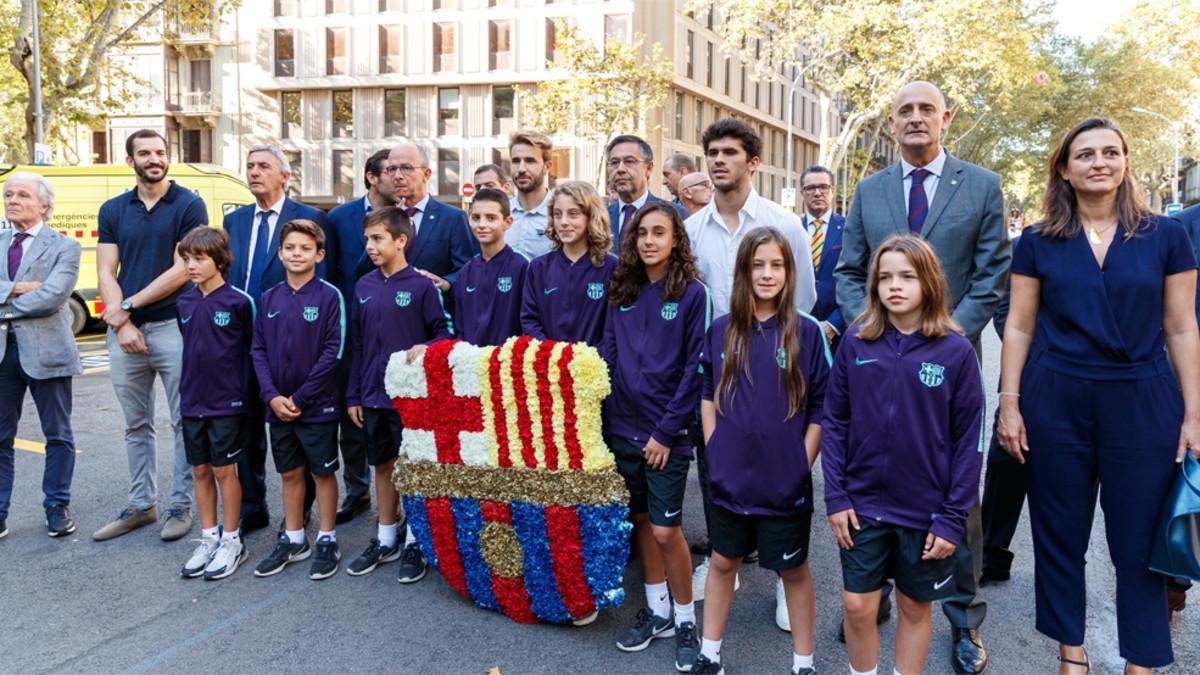 La delegación del FC Barcelona en la ofrenda floral a Casanova con motivo de la Diada de Catalunya