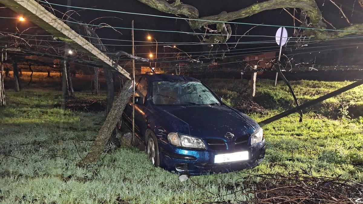Vista del coche abandonado tras tener un accidente en Cambados.