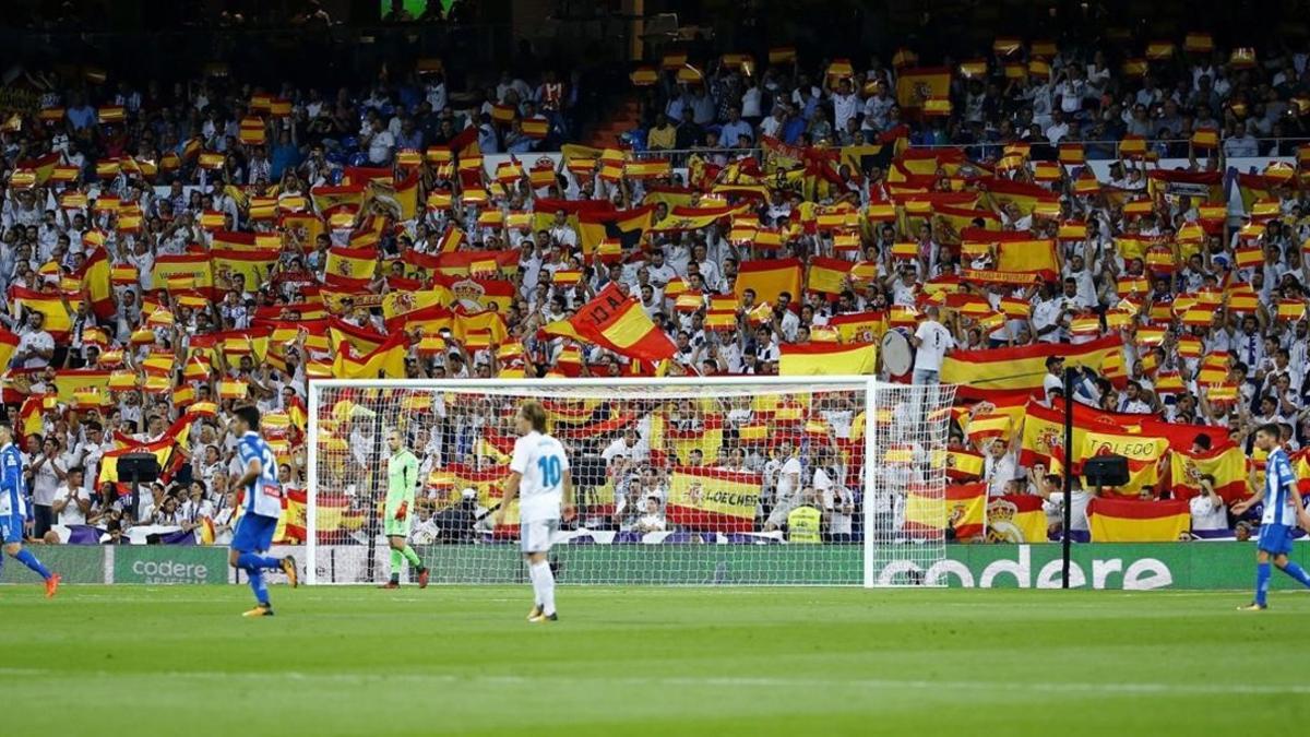 La afición madridista ondea banderas españolas en el Bernabéu en el partido del pasado 1 de octubre contra el Espanyol.