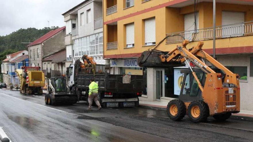 Trabajos de mejora de la N-541, ayer, a su paso por Cerdedo. // Bernabé/Wendy Carolina