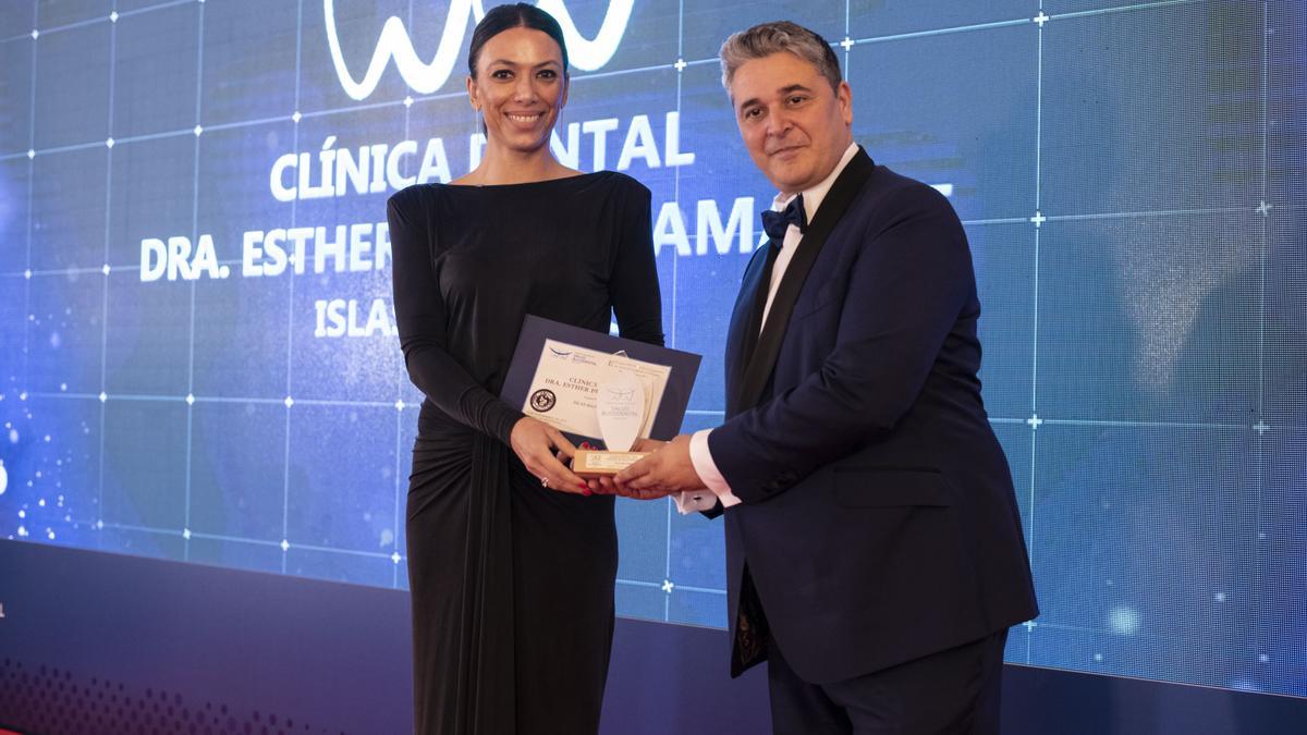 La doctora Esther de Bustamante recibe el Premio de Odontología 2022.