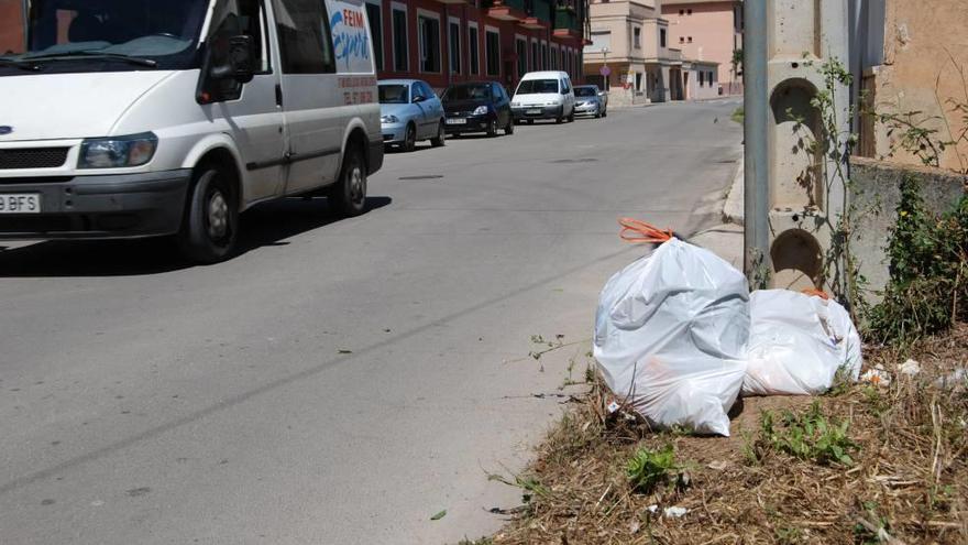 Desde la implantación del sistema, Binissalem registra abandonos de bolsas en solares.